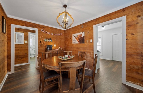North Waco House | Cute 2bed w/3 Queens 9min to Silos
