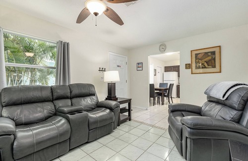 Tarpon Springs Apartment | Cute 2BR/1BA Gem near Beaches, Bikes, Bars, Bayous