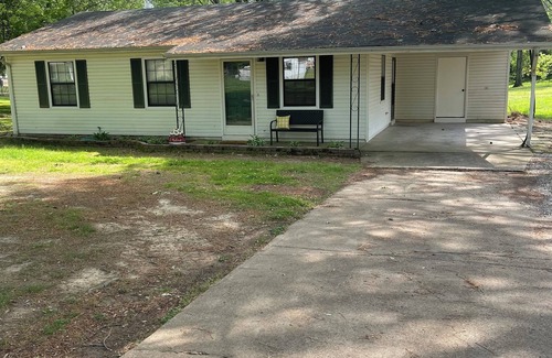Martin House | Cute 3 bedroom 1 bath on quiet street in Martin,Tn .pet friendly and sleeps 8