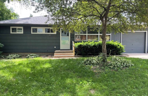 Iowa City House | Cute 3-bedroom house walkable to Kinnick and UIHC