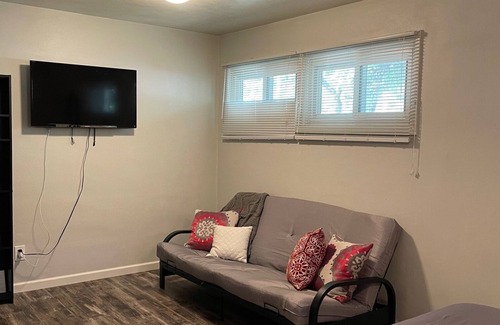 Iowa City House | Cute 3-bedroom house walkable to Kinnick and UIHC