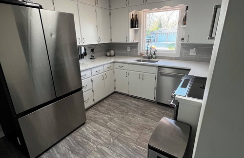 Ames House | Cute 4-5 Bedroom Home with 2 Gorgeous Bathrooms Close to Stadium