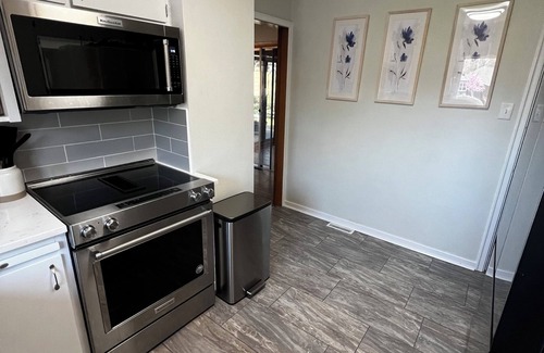 Ames House | Cute 4-5 Bedroom Home with 2 Gorgeous Bathrooms Close to Stadium