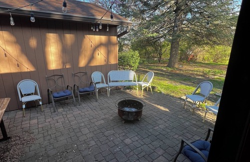 Ames House | Cute 4-5 Bedroom Home with 2 Gorgeous Bathrooms Close to Stadium
