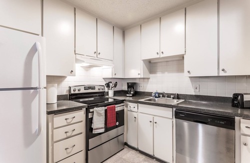 Overland Park House | Cute and affordable 3BDR duplex in Overland Park for up to 10 people! Unit #2