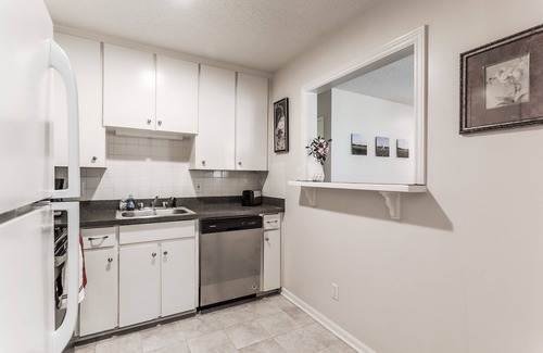 Overland Park House | Cute and affordable 3BDR duplex in Overland Park for up to 10 people! Unit #2