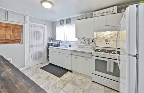 Dove Creek Cottage | Cute and Comfortable, pet-friendly, close to many amazing attractions.