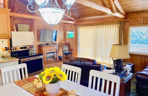 Huddleston House | Cute And Comfy Cabin