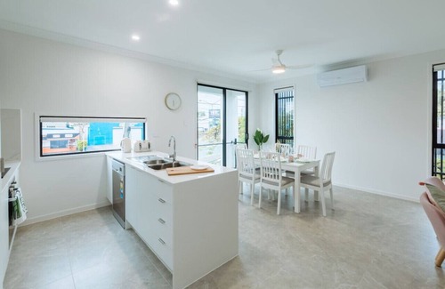 Southport House | Cute and Cosy Townhouse, Central GC location