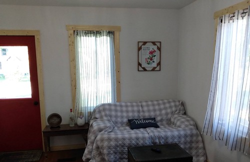 Marble House | Cute and cozy two bedroom/one bath home