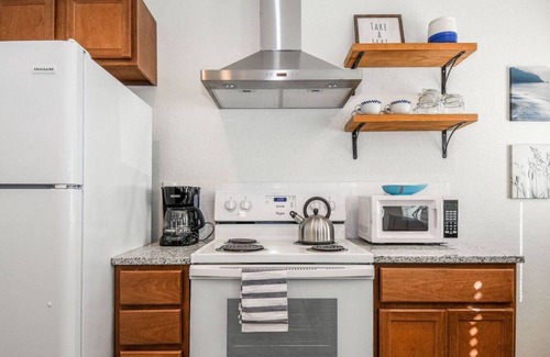 Austin Ave. Apartment | Cute and Cozy Waco Studio