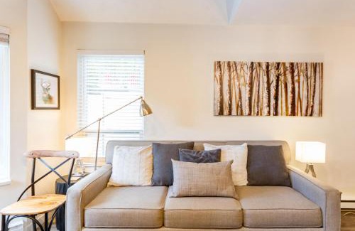 Whistler Creekside House | Cute and Cozy, walk to Gondola Ski in Out