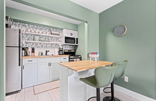 Gulf Gate Estates Apartment | Cute Boho style condo+garden+ heated pool