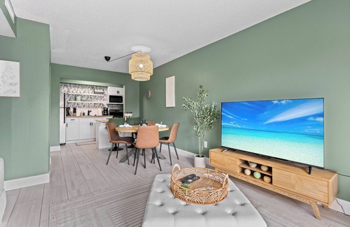 Gulf Gate Estates Apartment | Cute Boho style condo+garden+ heated pool