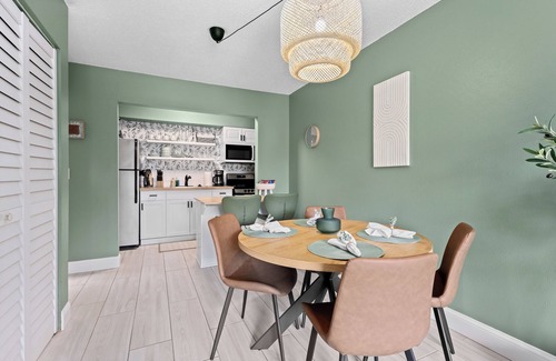 Gulf Gate Estates Apartment | Cute Boho style condo+garden+ heated pool