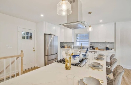 Annapolis House | Cute bungalow blocks to Stadium