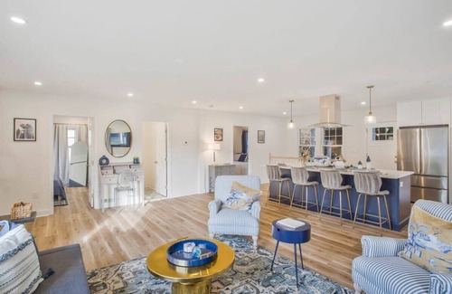 Annapolis House | Cute bungalow blocks to Stadium