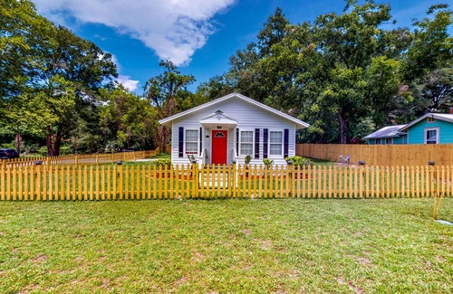 High Springs House | Cute Bungalow on Large Corner Lot with Fenced Dog-Friendly Yard, Near Springs