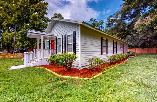High Springs House | Cute Bungalow on Large Corner Lot with Fenced Dog-Friendly Yard, Near Springs
