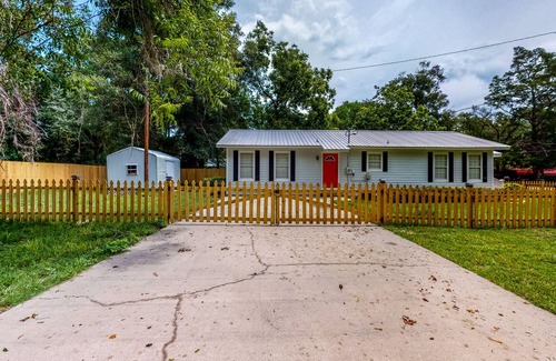 High Springs House | Cute Bungalow on Large Corner Lot with Fenced Dog-Friendly Yard, Near Springs