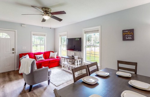 High Springs House | Cute Bungalow on Large Corner Lot with Fenced Dog-Friendly Yard, Near Springs