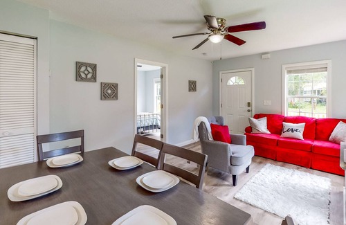 High Springs House | Cute Bungalow on Large Corner Lot with Fenced Dog-Friendly Yard, Near Springs