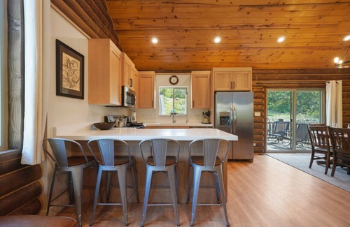River Bottoms Cabin | Cute Cabin w/Mountain Views *King Bed*