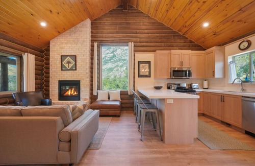 River Bottoms Cabin | Cute Cabin w/Mountain Views *King Bed*