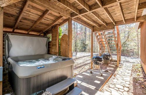Helen House | Cute Cabin with Pool Table and Hiking Trails in Cleveland, Georgia