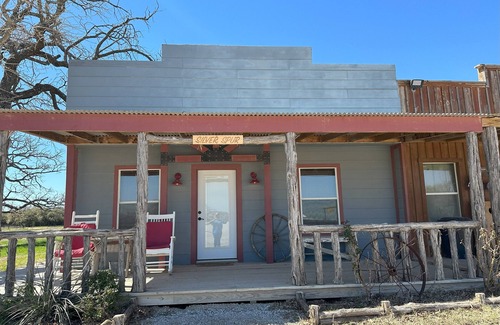 Bryson Cabin | Cute cabin with rustic vibe, pretty view and fishing!