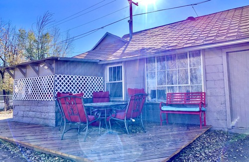 Thermopolis House | Cute & Comfortable!Walk to Hot Springs State Park & Big Horn River.Boat Parking!