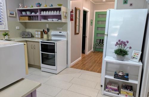 North Ward Apartment | Cute Cottage - 2 Bedrooms - City & Strand Beach Location