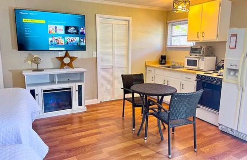 Floral City Cottage | Cute cottage next to farm animals near Nature Coast with pool