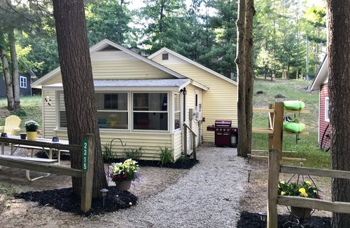 Mayfield Cottage | Cute Cottage on Arbutus Lake with Washer & Dryer, minutes to Traverse City