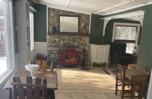 Pointe Aux Pins House | Cute Cottage on the Pines Miracle Mile!