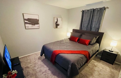 Independence Apartment | Cute & Cozy 1- Large TV, Large Couch, Comfy Beds