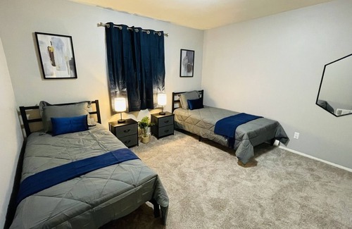 Independence Apartment | Cute & Cozy 1- Large TV, Large Couch, Comfy Beds