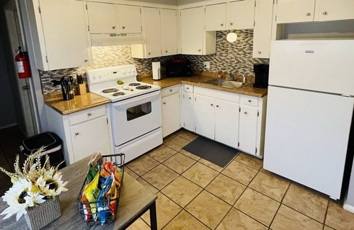 Independence Apartment | Cute & Cozy 1- Large TV, Large Couch, Comfy Beds