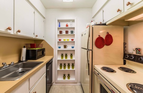 Hyde Park Condo | Cute, Cozy and Quiet Studio just north of UT and Downtown.
