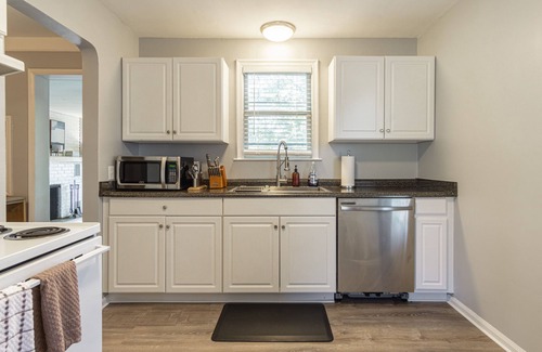 Berkley House | Cute, Cozy and Spacious Berkley Bungalow!
