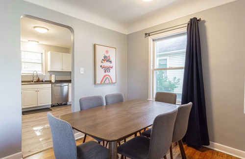 Berkley House | Cute, Cozy and Spacious Berkley Bungalow!