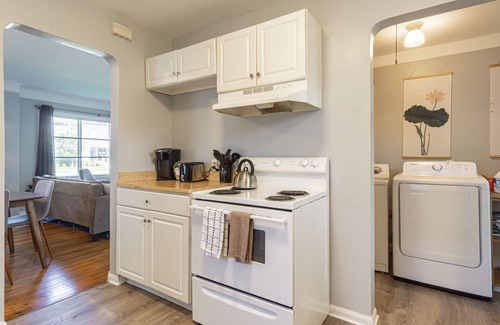 Berkley House | Cute, Cozy and Spacious Berkley Bungalow!