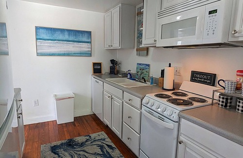 North Hyde Park House | Cute Cozy Cottage Close to City for 4, "Original TINY house"