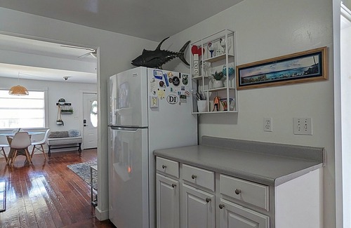 North Hyde Park House | Cute Cozy Cottage Close to City for 4, "Original TINY house"