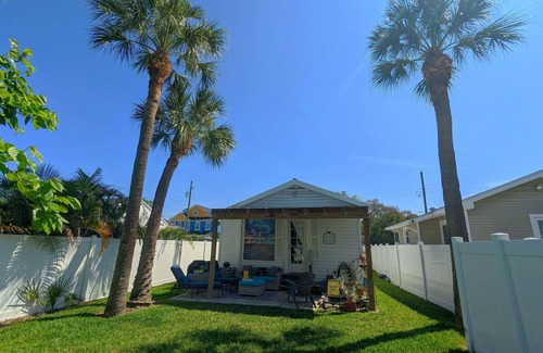 North Hyde Park House | Cute Cozy Cottage Close to City for 4, "Original TINY house"