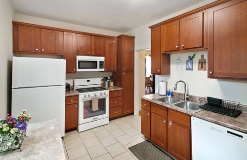 Waukegan House | Cute & Cozy for Family Gatherings