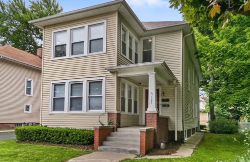 Waukegan House | Cute & Cozy for Family Gatherings