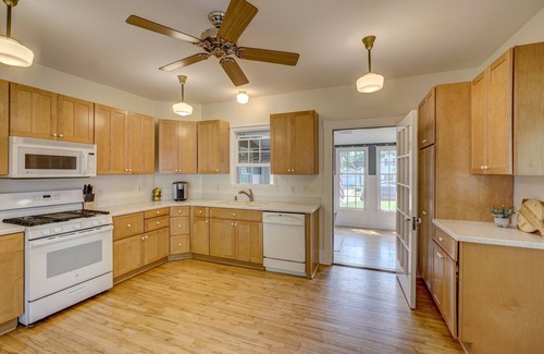 Stillwater House | Cute & cozy home within a 10 minute walk to Downtown Stillwater!