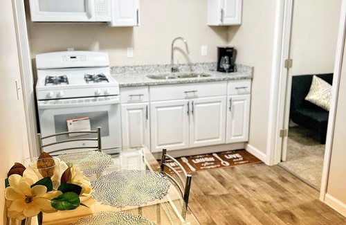 West Columbus Apartment | Cute/cozy lower level apartment 10 min from Downtown Columbus