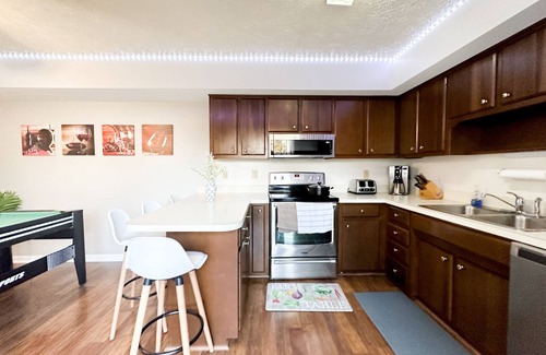 Lexington House | Cute Crib with Wide Screen Home Theater and Games